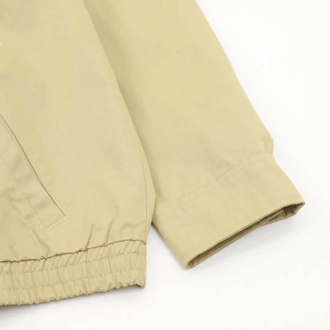 P580 Ralph Lauren/Ralph Lauren R25 classic unisex old cadre zipper jacket, same style as Yi Mengling, item number: RL12168. Recommended by many fashion bloggers, the Harrington jacket's lapel zipper windproof design perfectly blends casual style with street trend elements, making it very suitable for neutral wear. The fabric texture of the jacket is excellent and comfortable to wear. It is a very versatile and trendy jacket. Original development, 100% pure cotton fabric, exquisite embroidery, evergreen style for all seasons, feel free to buy it, retro will never go out of style!  Size: S-XL